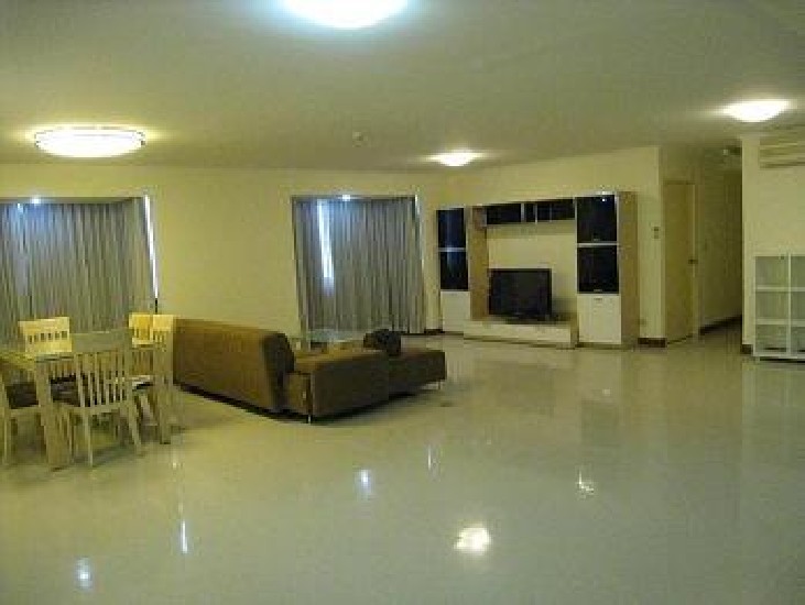 Room for rent / Sale  OMNI COMPLEX  Sukhumvit soi 4  65,000 Bht. / Sqm    65,000.- / Month