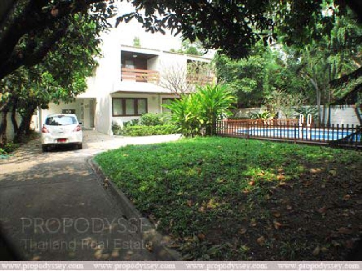 House for rent with private pool and garden on Ekkamai road