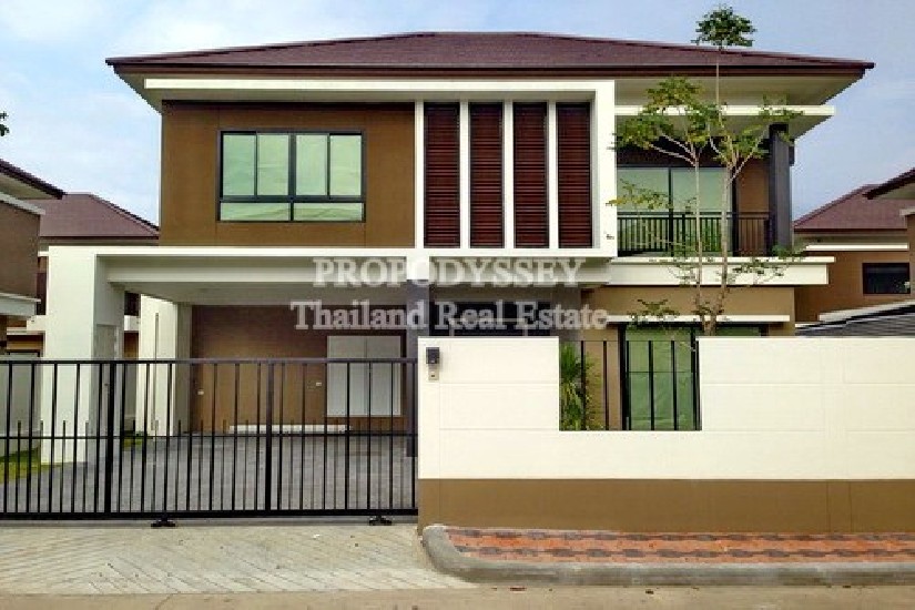 Brand new 4 bedrooms house for rent on Srinakarin Road