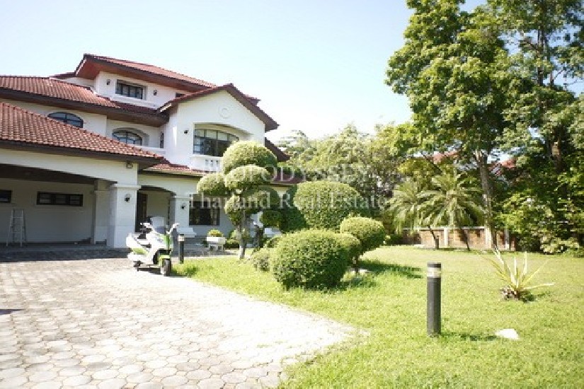 A Large 6 bedrooms House for rent at Ladawan Srinakarin