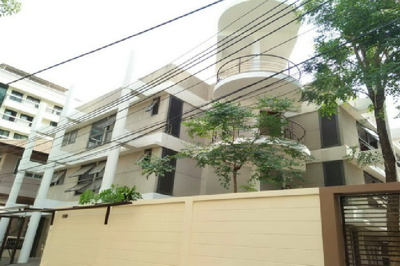 Specious 5 bedrooms house for rent on Promphong area