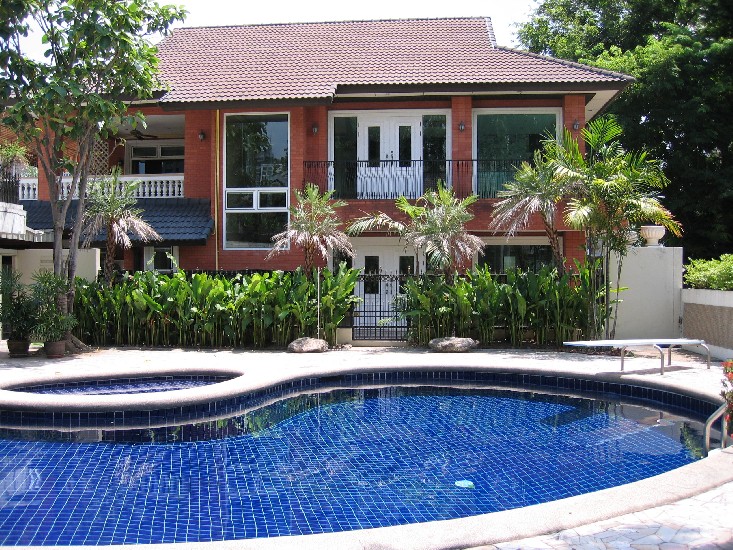 House  with the private pool for rent at Soi Ekamai 4, 180 sq. wan
