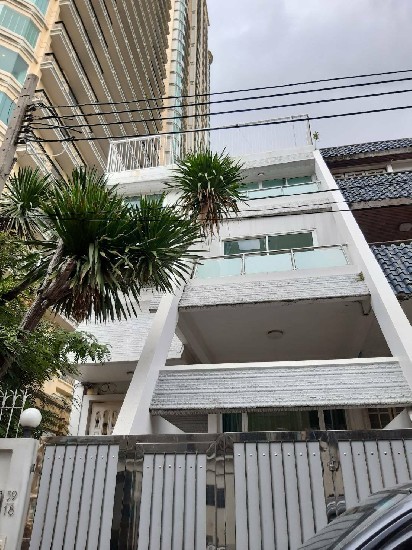Town Home sukhumvit  450sq.m 6-4BRS Balcony, Partly furniture  Useable area