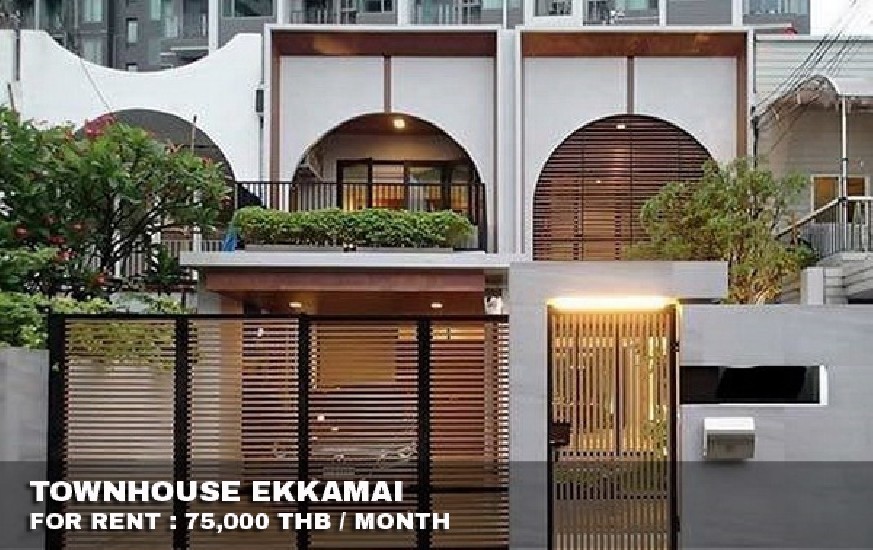 () FOR RENT TOWNHOUSE EKKAMAI / 3 beds 3 baths / 40 Sqw.**75,000** Newly Renovated. 