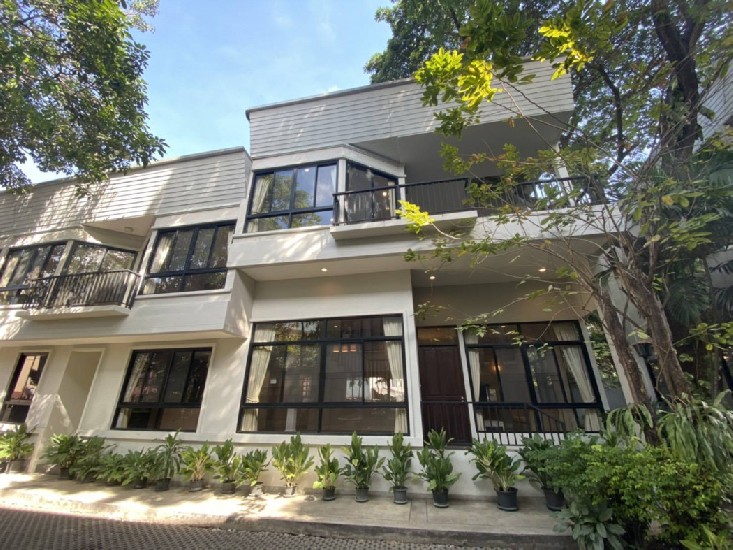Pool Villa project house for rent at Sukhumvit 38 Near BTS Thonglor.  800 meters Fully furnishe