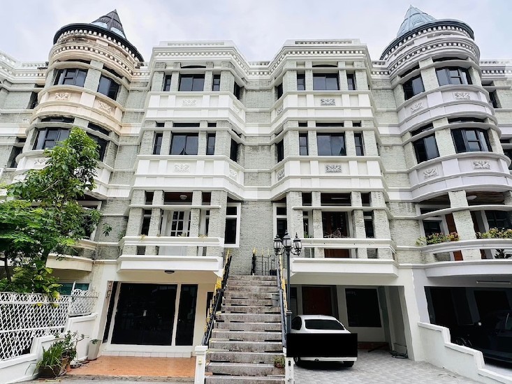 BH2596 For rent  Townhome  Sukhumvit31  Asok-Phromphong   3  bedrooms  5 bathrooms.     - 350 s